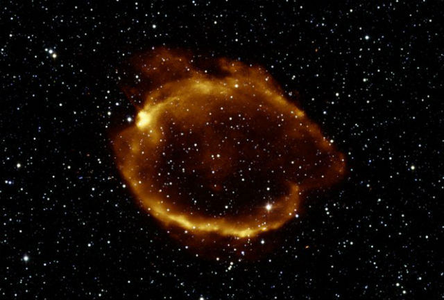 Остатки сверхновой G299.2-2.9 типа Ia, расположенные на расстоянии 16 тысяч световых лет от Земли в Млечном Пути (иллюстрация ретген NASA/CXC/U.Texas/S. Park et al, ROSAT; инфракрасный свет 2MASS/UMass/IPAC-Caltech/NASA/NSF).