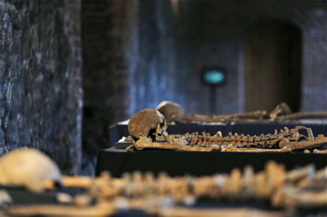 Несмотря на большую спешку, умерших от чумы хоронили аккуратно, в ряд (фото Lefteris Pitarakis).