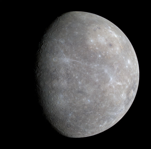 Поверхность Меркурия изувечена кратерами, внутри которых встречаются источники вулканического пепла (фото Joel Holdsworth/Wikimedia Commons). 