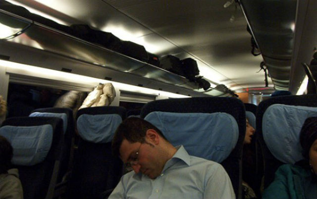 Частые перелёты и недосыпание может вызвать серьёзные заболевания, такие как депрессия и диабет (фото Gustavo Sandoval Kingwergs/Wikimedia Commons). 