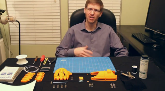 Джереми Саймон, создатель нового дешёвого и удобного протеза (кадр из видео 3D Universe).