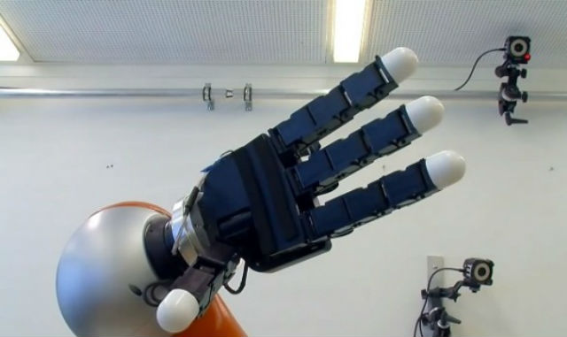 Рука-манипулятор связана с системой камер и компьютером (фото Ecole Polytechnique Federale de Lausanne).