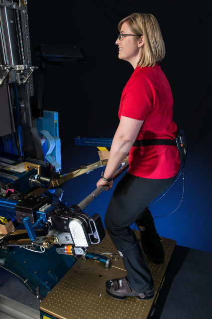 Инженер Андреа Хенсен во время тестирования сандалий на Земле (фото NASA).