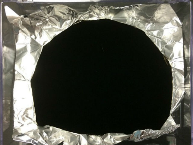 Даже будучи изогнутым, Vantablack кажется дырой в пространстве, а не реальным материалом (фото Surrey Nanosystems).