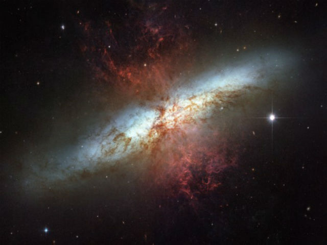 Галактика M82, в которой была обнаружена чёрная дыра X-1 