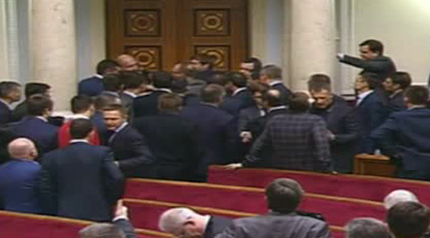 Драка в Раде до первой крови: Ляшко и Мельничук выкатились под ноги журналистам